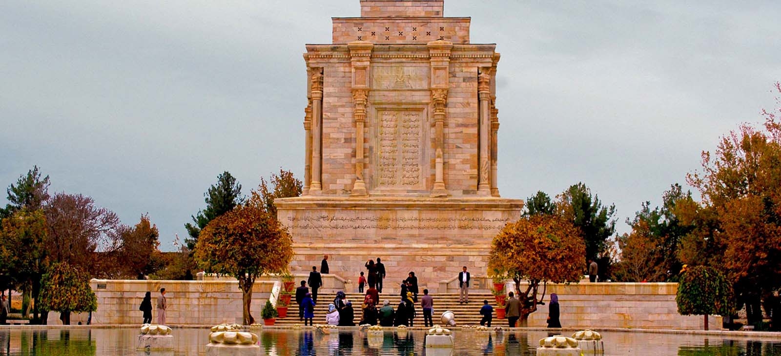 Ferdowsi tomb, Tus